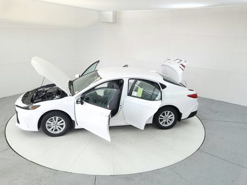 Used 2025 Toyota Camry LE AWD/4WD image 18