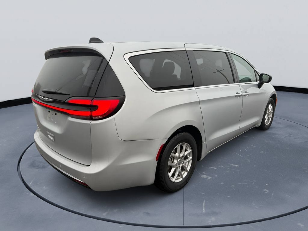 Used 2024 Chrysler Pacifica Touring-L FWD image 3