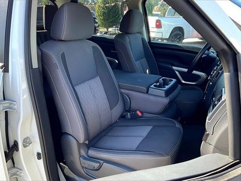 Used 2022 Nissan Titan SV image 7