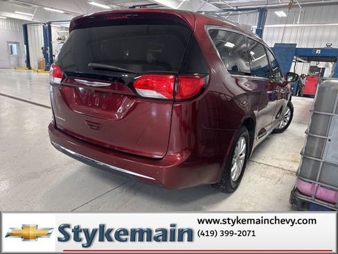 Used 2019 Chrysler Pacifica Touring-L image 13