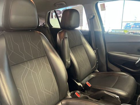Used 2019 Chevrolet Trax LT w/ LT Convenience Package AWD/4WD image 34
