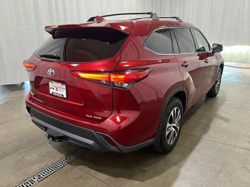 Used 2022 Toyota Highlander XLE AWD/4WD image 4