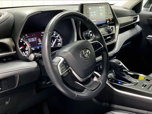 Used 2022 Toyota Highlander XLE AWD/4WD image 14