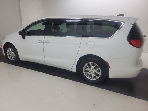 Used 2024 Chrysler Voyager LX FWD image 3