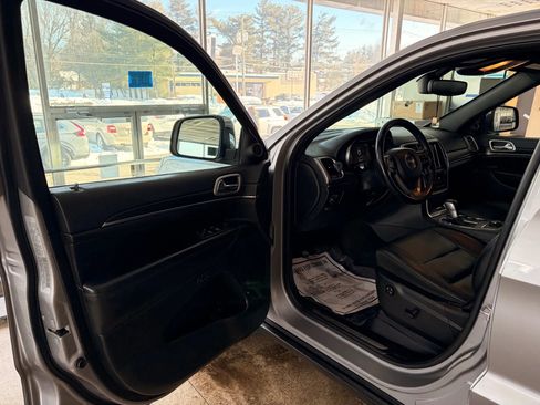 Used 2018 Jeep Grand Cherokee Limited image 10