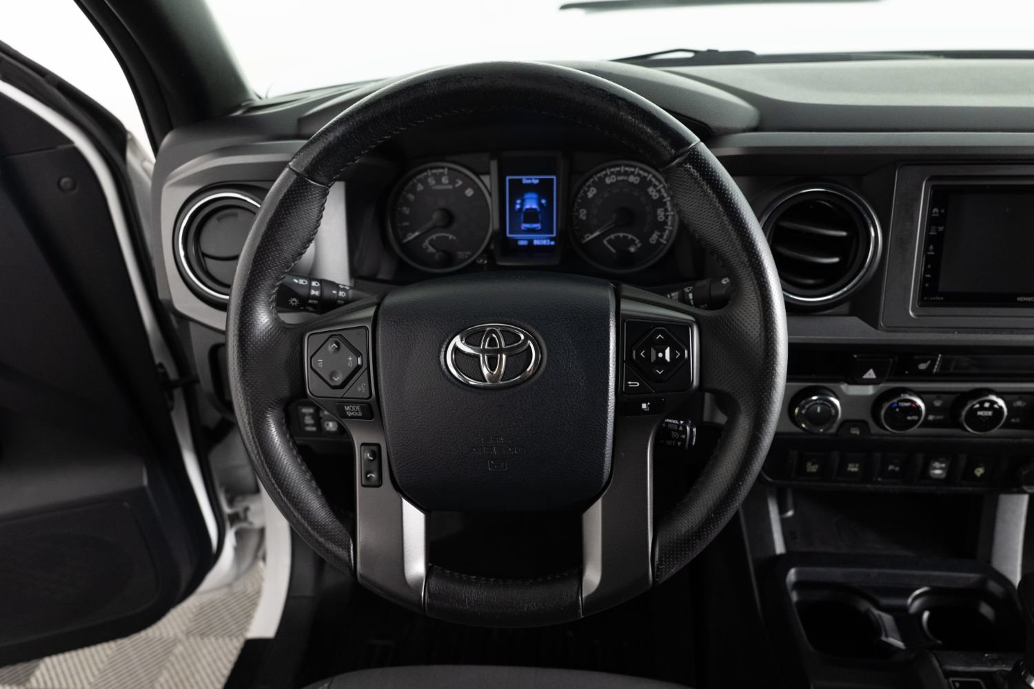 Used 2017 Toyota Tacoma TRD Off-Road w/ Premium & Technology Package AWD/4WD image 28