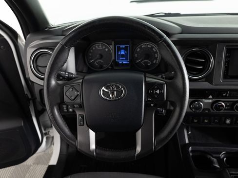 Used 2017 Toyota Tacoma TRD Off-Road w/ Premium & Technology Package AWD/4WD image 28