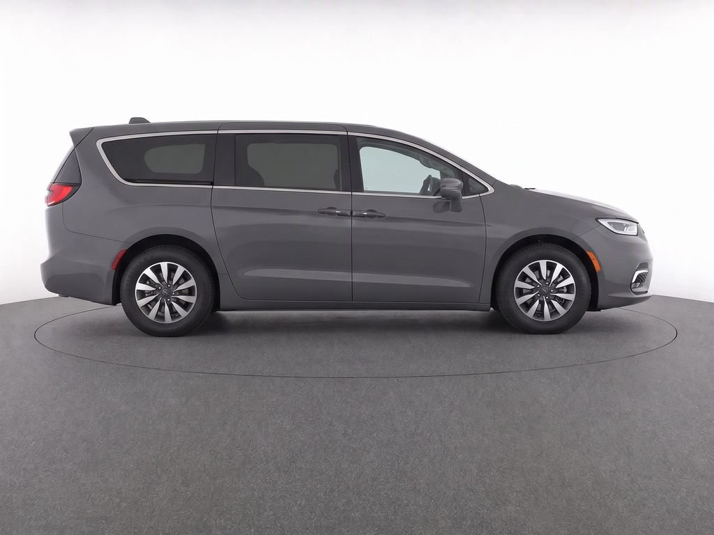 Used 2022 Chrysler Pacifica Touring-L w/ Uconnect Theater Family Group FWD image 8