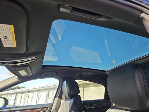 Certified 2023 Porsche Cayenne Platinum Edition image 16