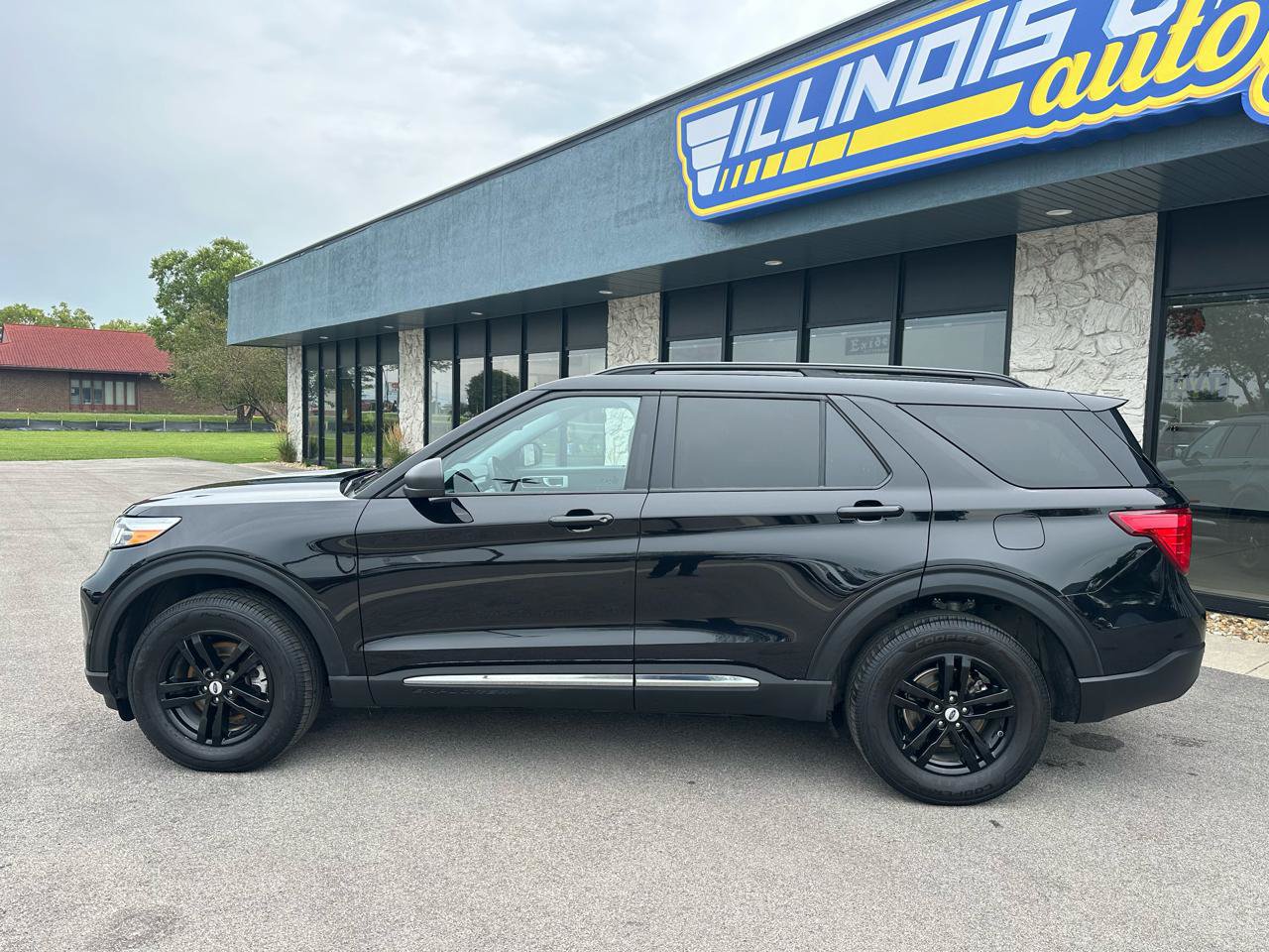 Used 2023 Ford Explorer XLT w/ Equipment Group 202A AWD/4WD image 4