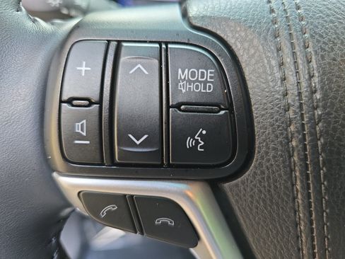 Used 2019 Toyota Highlander XLE AWD/4WD image 18