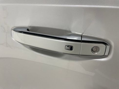 Used 2023 GMC Yukon SLT w/ SLT Premium Package image 17