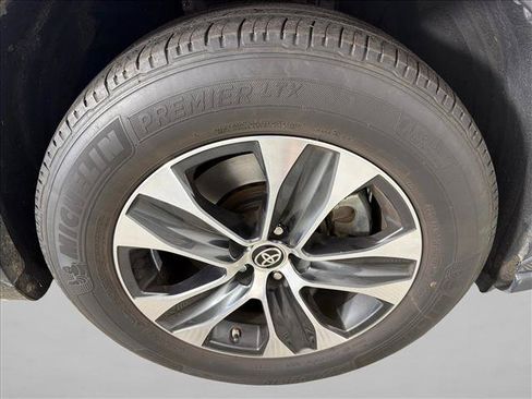 Used 2021 Toyota Highlander XLE FWD image 13