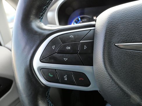 Used 2021 Chrysler Pacifica Touring-L image 27