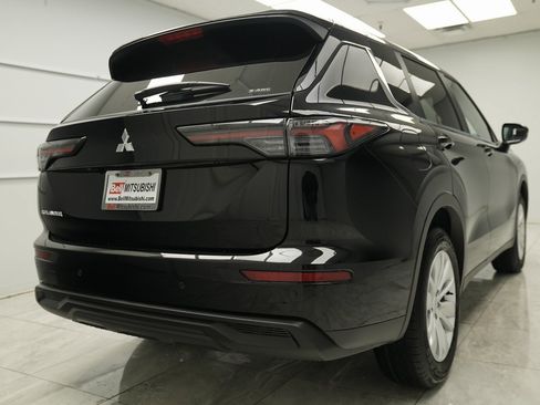 Used 2025 Mitsubishi Outlander ES image 5