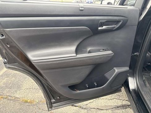 Used 2021 Toyota Highlander XLE image 23
