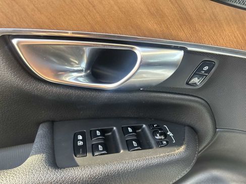Used 2022 Volvo XC90 T6 Momentum w/ Climate Package image 24