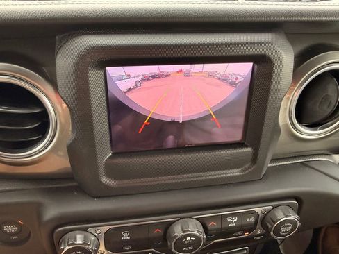 Used 2018 Jeep Wrangler Unlimited Sahara AWD/4WD image 15