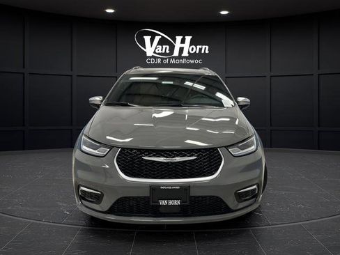 Used 2023 Chrysler Pacifica Pinnacle FWD image 2