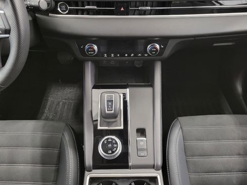 Used 2024 Mitsubishi Outlander AWD image 17