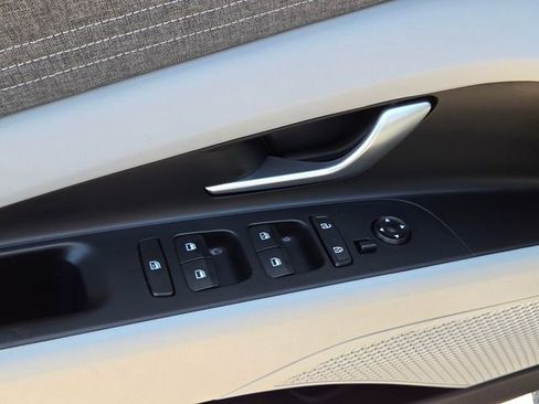 Used 2023 Hyundai Elantra Limited image 24