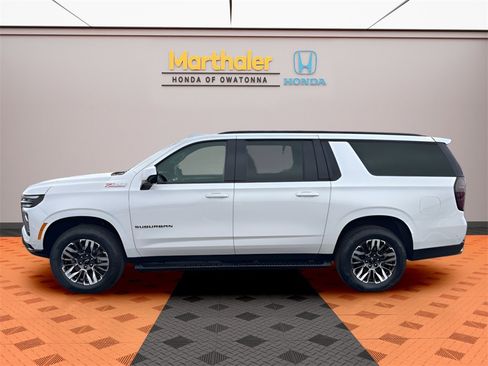 Used 2025 Chevrolet Suburban Z71 image 2