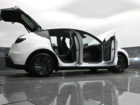 Used 2026 Tesla Model Y 2WD image 40