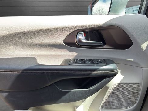 Used 2019 Chrysler Pacifica Touring-L FWD image 21