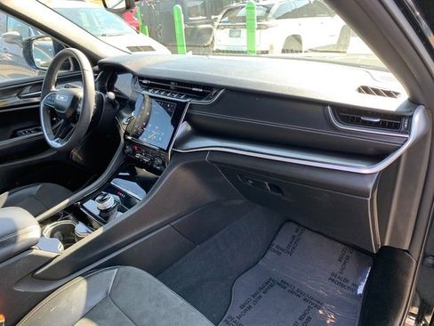 Used 2023 Jeep Grand Cherokee L Altitude image 12
