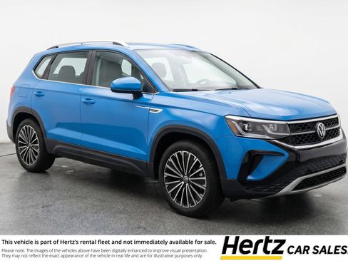 Used 2025 Volkswagen Taos SE image 1