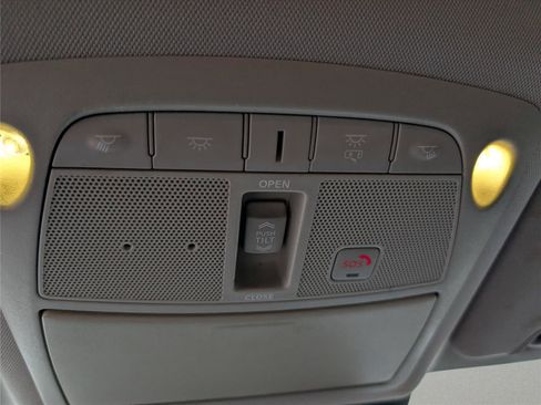Used 2018 Nissan Rogue SL w/ Premium Package FWD image 12