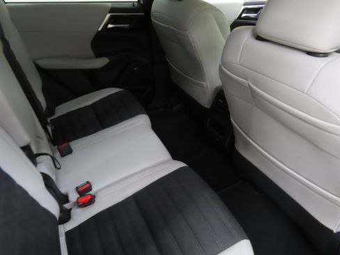 New 2025 Mitsubishi Outlander SE image 23