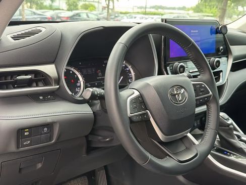 Used 2023 Toyota Highlander XLE FWD image 22