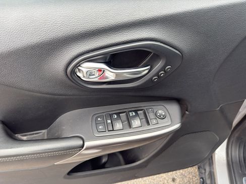 Used 2019 Jeep Cherokee Limited AWD/4WD image 9