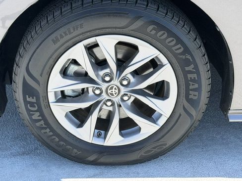 Certified 2022 Toyota Sienna XLE FWD image 9