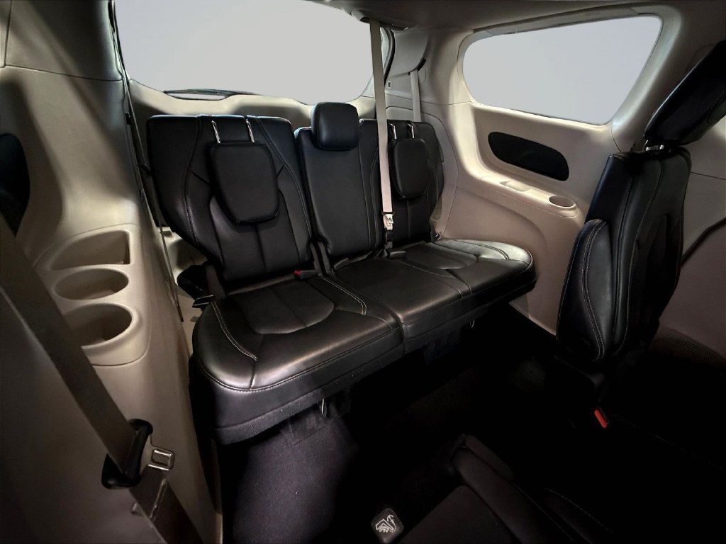 Used 2024 Chrysler Pacifica Touring-L FWD image 27