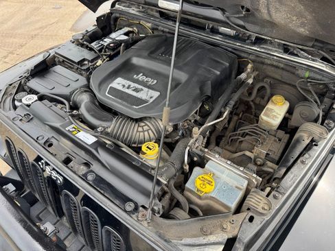 Used 2015 Jeep Wrangler Unlimited Sahara w/ Katzkin Premium Leather Group image 23