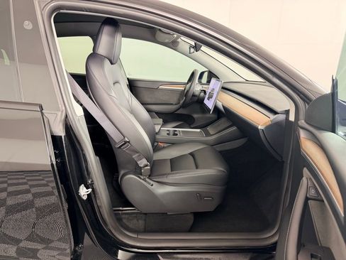 Used 2023 Tesla Model Y Long Range image 33