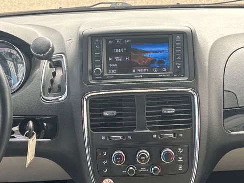 Used 2019 Dodge Grand Caravan SXT FWD image 22
