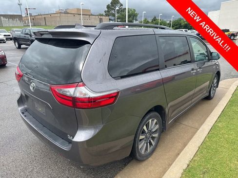 Used 2020 Toyota Sienna XLE w/ XLE Navigation Package AWD/4WD image 4