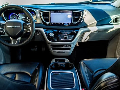 Used 2023 Chrysler Pacifica Touring-L image 11