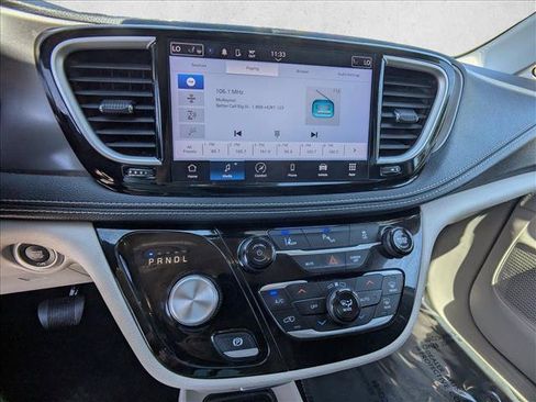 Used 2023 Chrysler Pacifica Touring-L FWD image 13