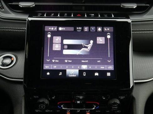 New 2025 Jeep Grand Cherokee Altitude image 21