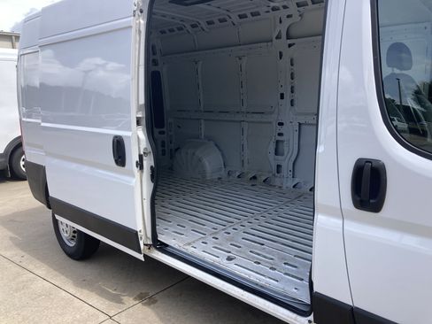 Used 2024 RAM ProMaster 2500 w/ Convenience Group FWD image 17