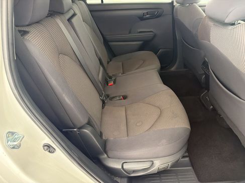 Used 2025 Toyota Highlander LE FWD image 29