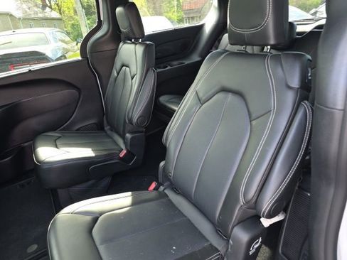 Used 2025 Chrysler Pacifica Select w/ Uconnect Theater Family Group image 13