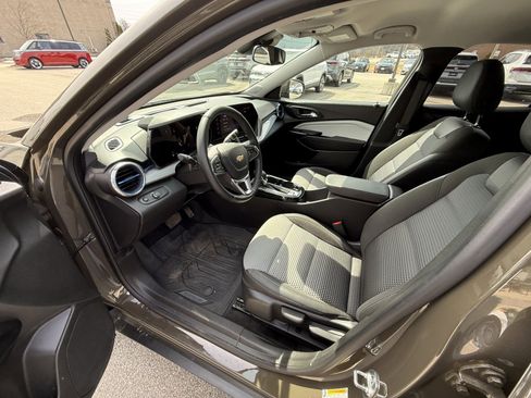 Used 2024 Chevrolet Trax LT w/ LT Convenience Package image 10