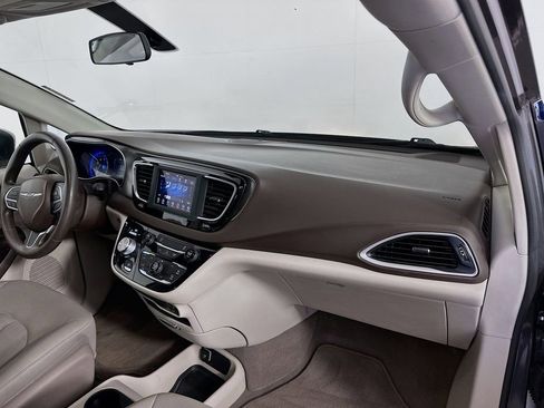 Used 2020 Chrysler Voyager LX image 28