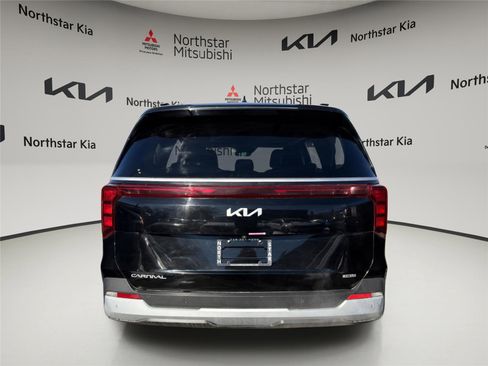 Used 2025 Kia Carnival EX image 3