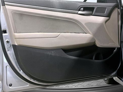 Used 2017 Hyundai Elantra SE FWD image 23